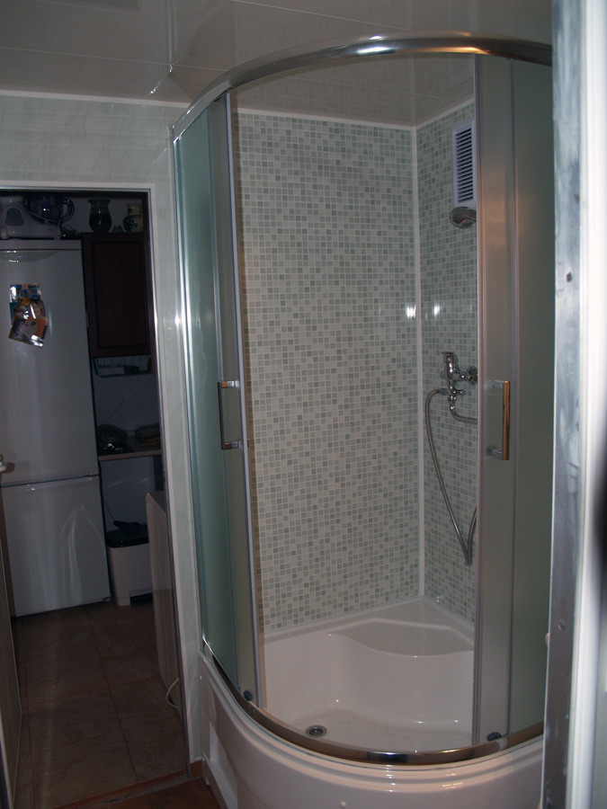 Vaňu nahradil sprchovací kút + renovácia celej kúpelne