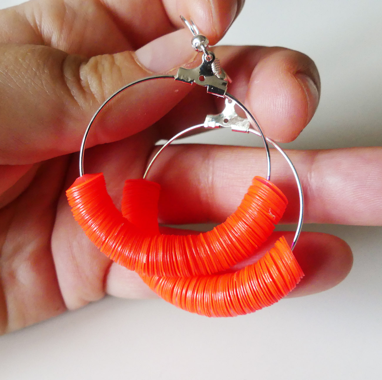 Neónovo-oranžové kruhové handmade náušnice 