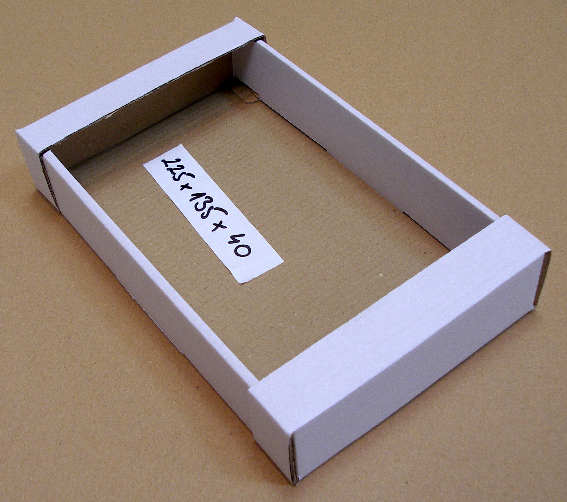 Kartónový obal 225 x 135 x 40 mm,3 VL E BH
