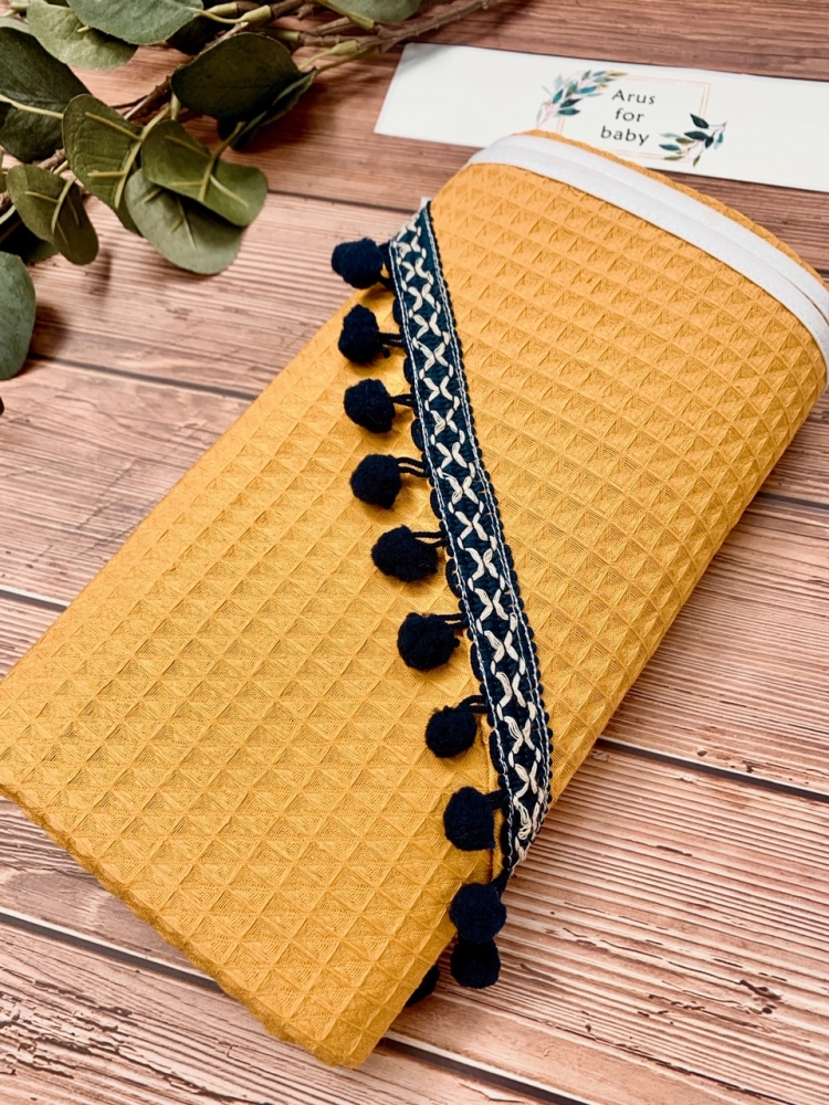 AMAL uteráčik vaflový s kapucňou a brmbolčekmi BOHO, horčicový+čierna, 100x100cm