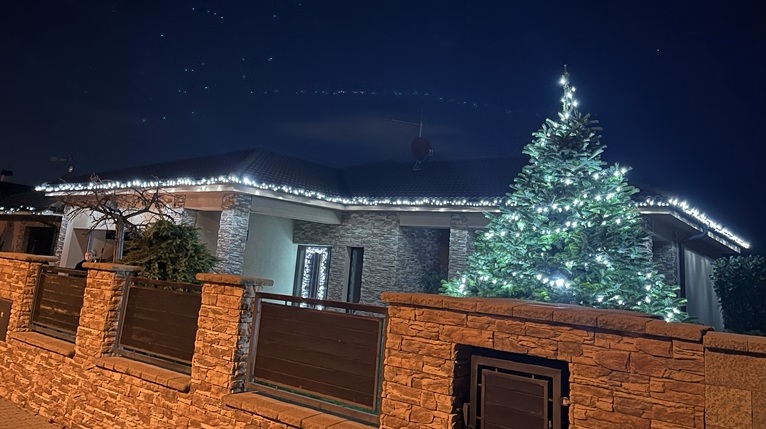 Svetelná LED reťaz čierna, studená biela LED 3 x 4m (180 LED)