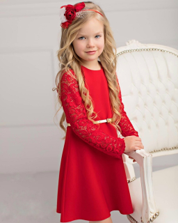 dievčenské šaty s krajkou a zlatým opaskom červené