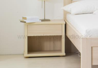 nočný stolík úzky -imitácia dreva