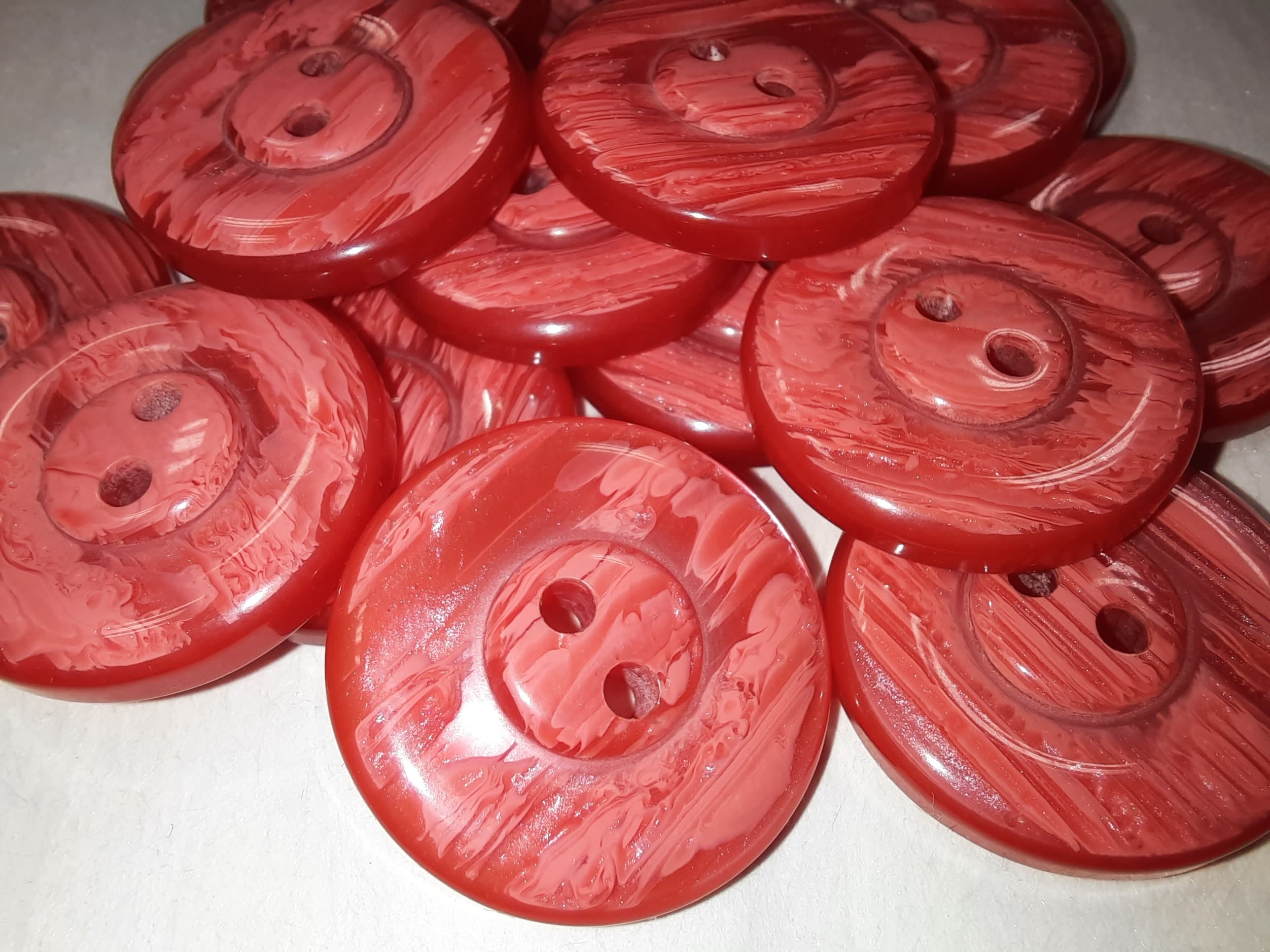 Červený plastový gombík Ø 23mm vzorovaný- 1 ks