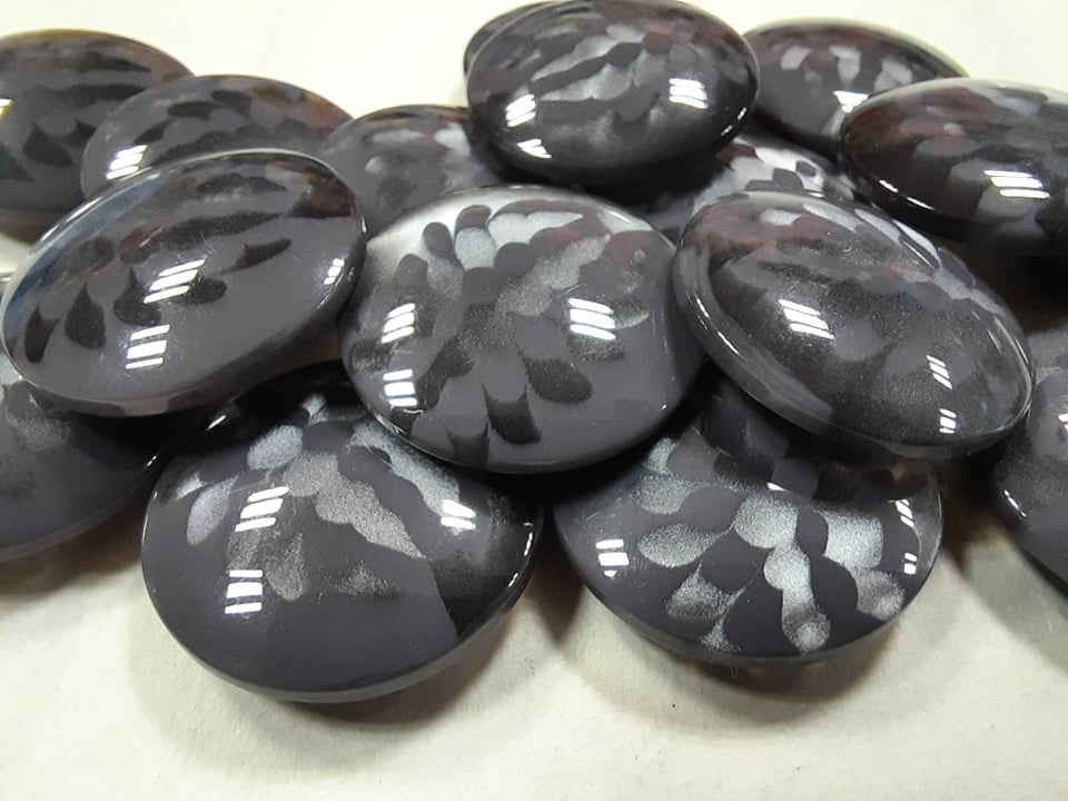 Šedý vzorovaný gombík  Ø 23mm - 1 ks