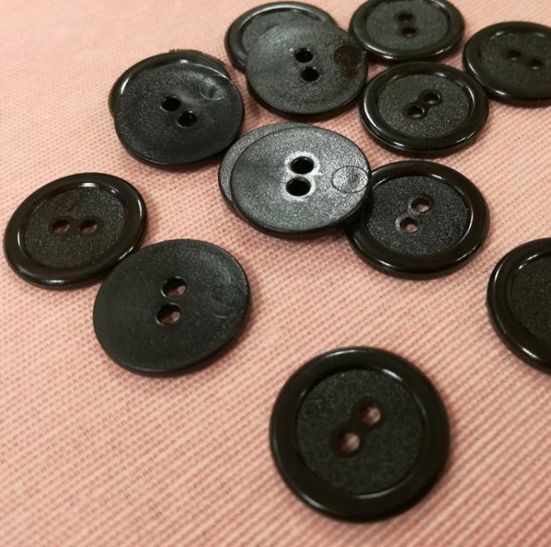Gombík dvojdierkový veľkosť 20mm - 1kus
