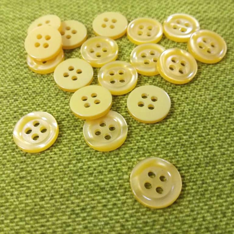 Gombík štvordierkový veľkosť 12mm - 1kus