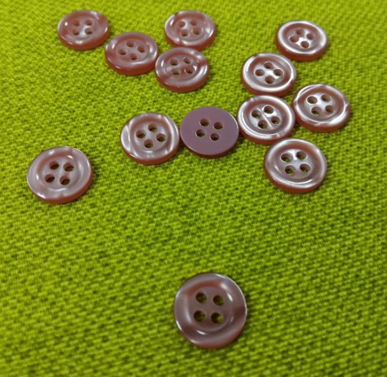 Gombík štvordierkový veľkosť 12mm - 1kus