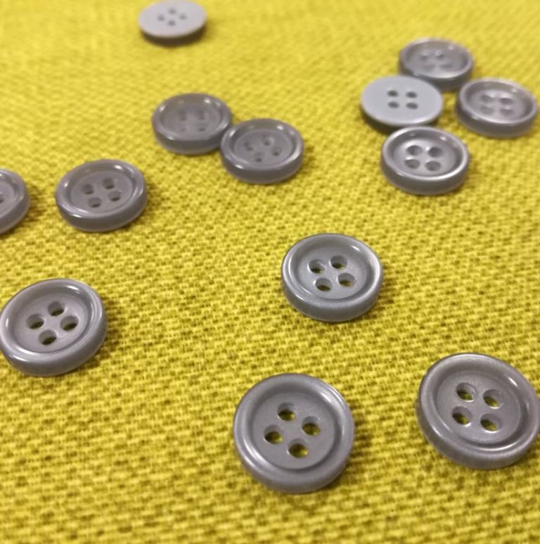 Gombík štvordierkový veľkosť 12mm - 1kus
