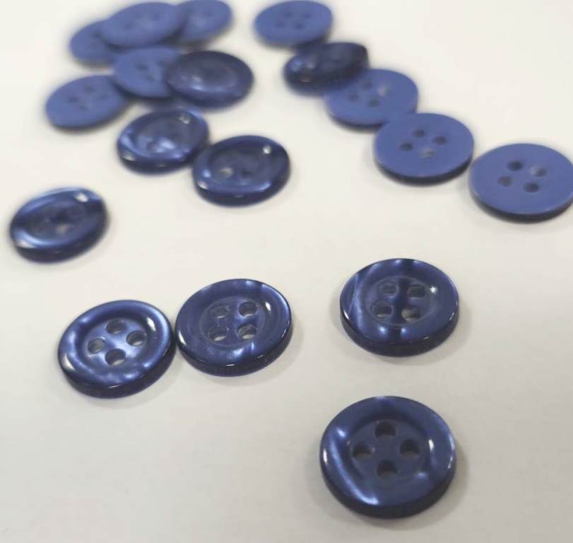 Gombík štvordierkový veľkosť 12mm - 1kus