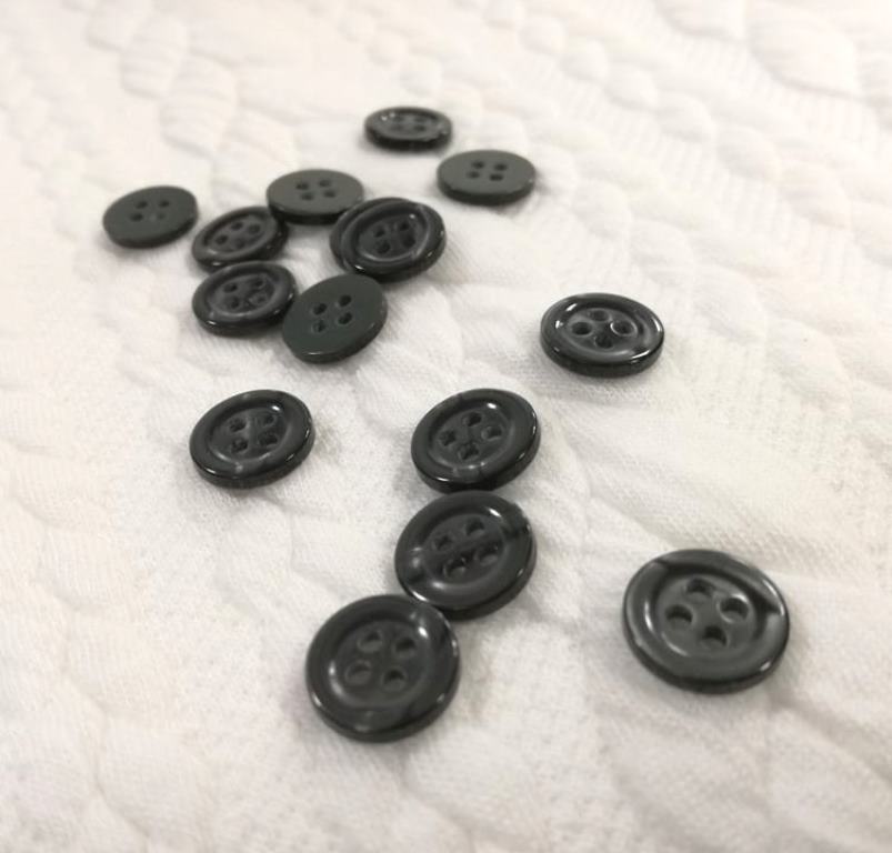 Gombík štvordierkový veľkosť 12mm - 1kus
