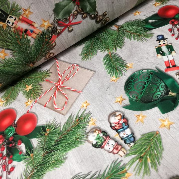 LUSKÁČIK A VIANOČNÉ OZDÔBKY NA  DEKORAČNEJ LÁTKE