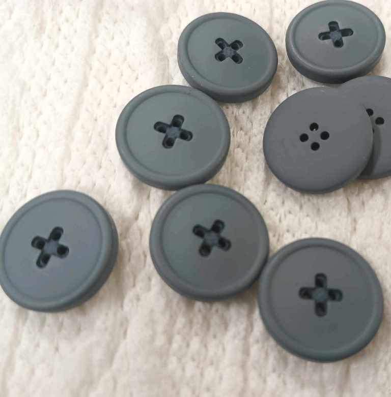Gombík štvordierkový veľkosť Ø 20mm- 1kus