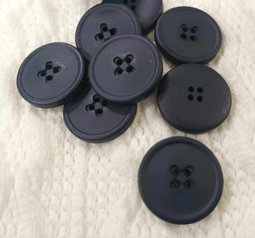 Gombík štvordierkový veľkosť Ø 20mm- 1kus