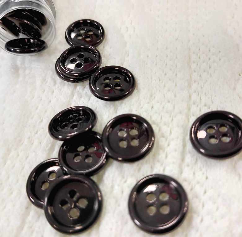 Gombík štvordierkový veľkosť 15mm - 1kus