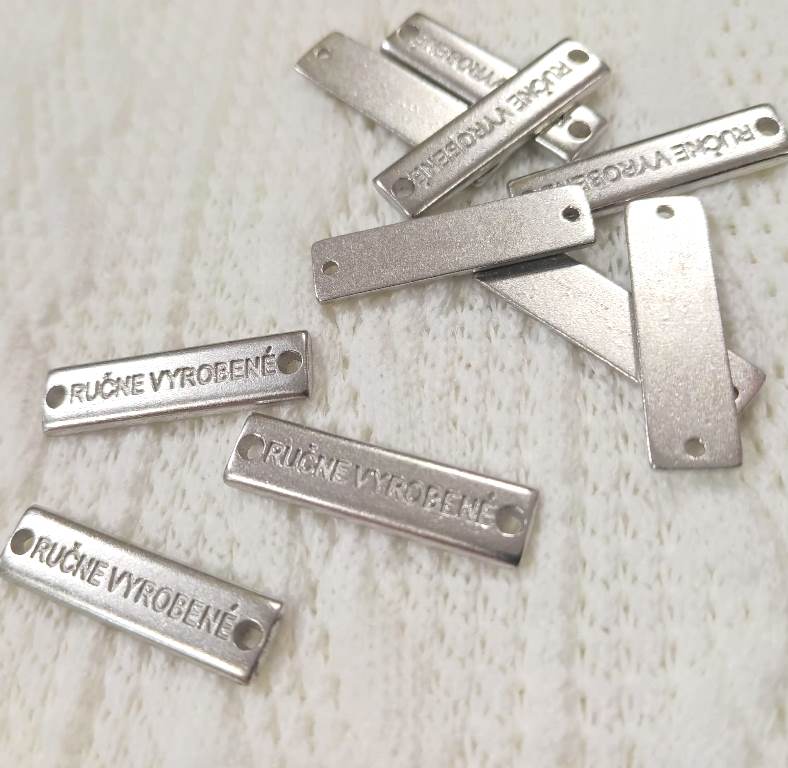 Kovová ceduľka / ozdoba "RUČNE VYROBENÉ" 8x30mm- 1kus