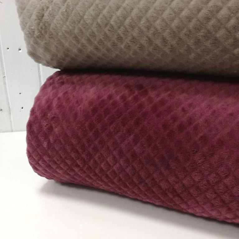 PLYŠOVÝ FLEECE - PREŠÍVANÝ VZHĽAD DIAMANT AUBERGINE