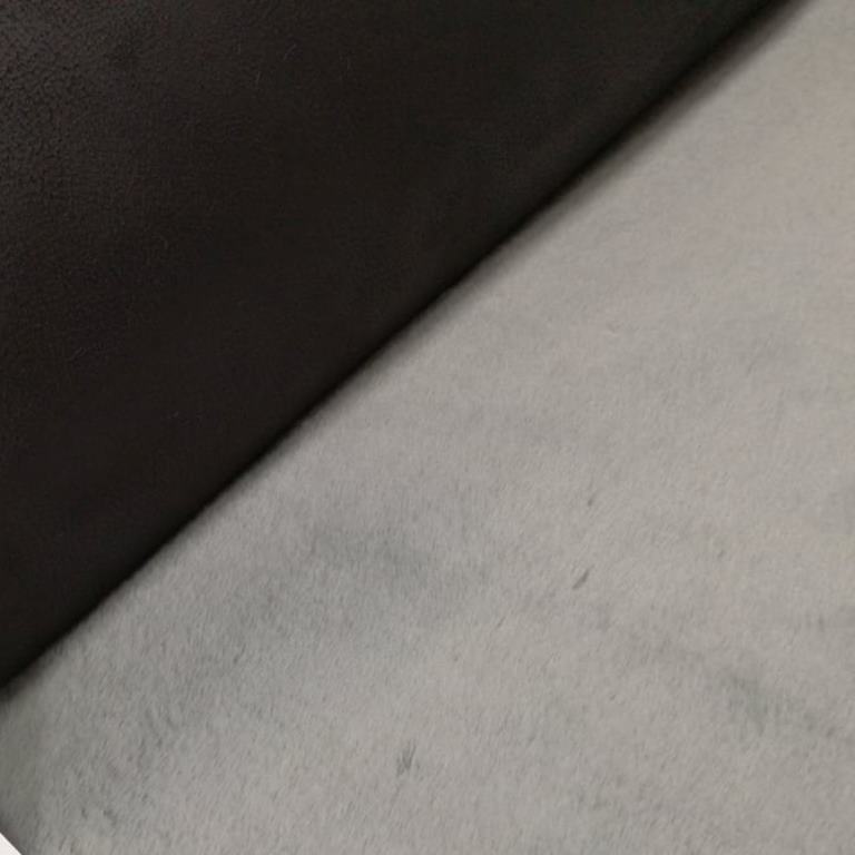 ČIERNA IMITÁCIA KOŽE SO ŠEDOU KOŽUŠINOU