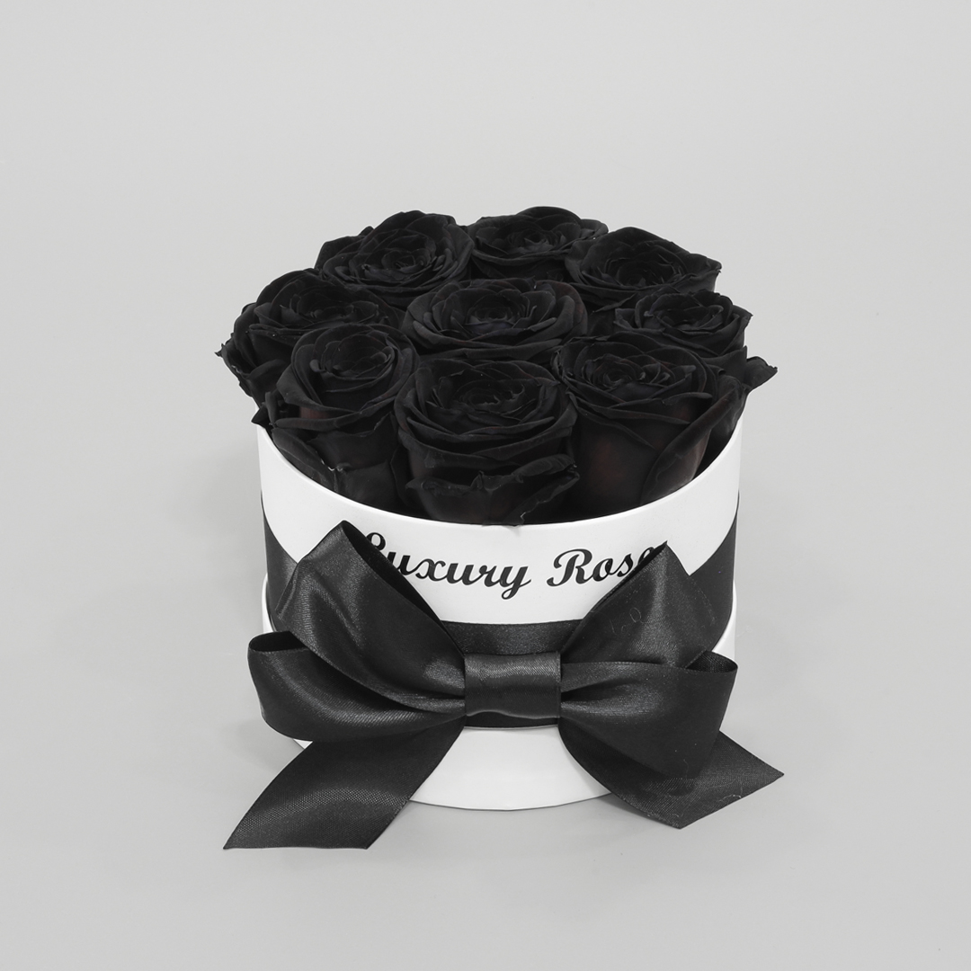Luxusný okrúhly biely box XS s trvácnymi čiernymi ružami