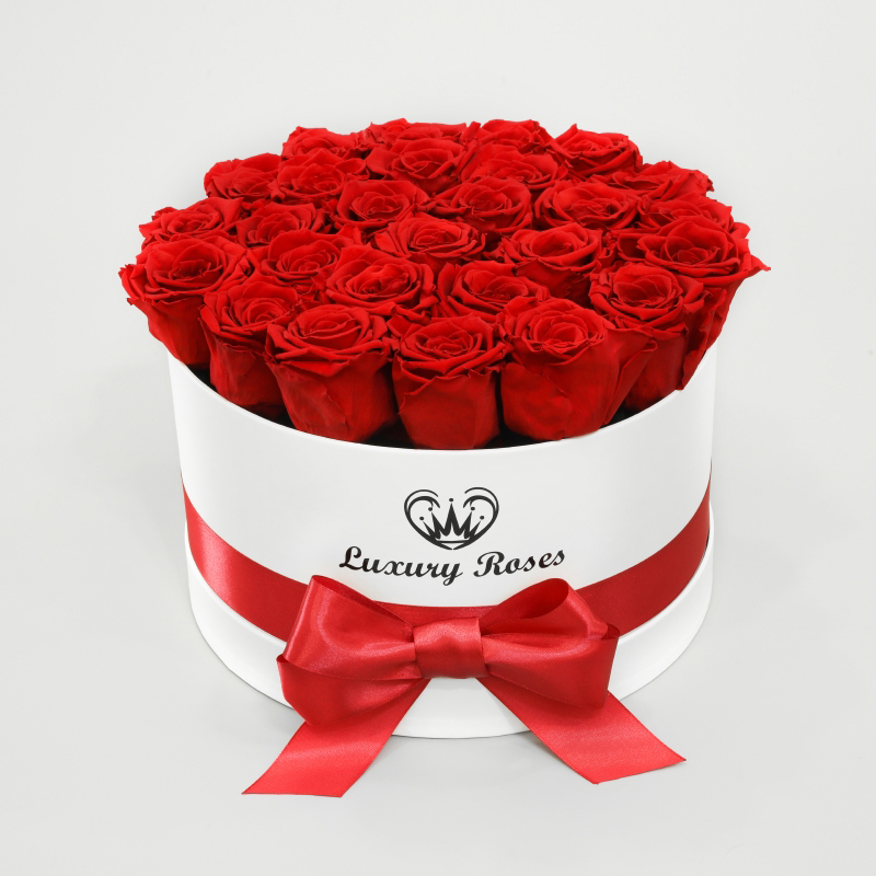 Luxusný okrúhly biely box M s trvácnymi červenými ružami