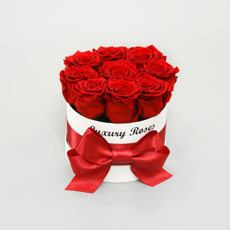 Luxusný okrúhly biely box XS s trvácnymi červenými ružami