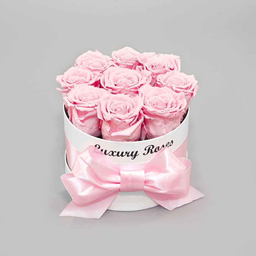Luxusný okrúhly biely box XS s trvácnymi ružovými ružami