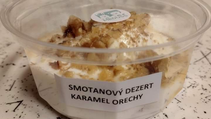 Smotanový dezert karamel, orechy